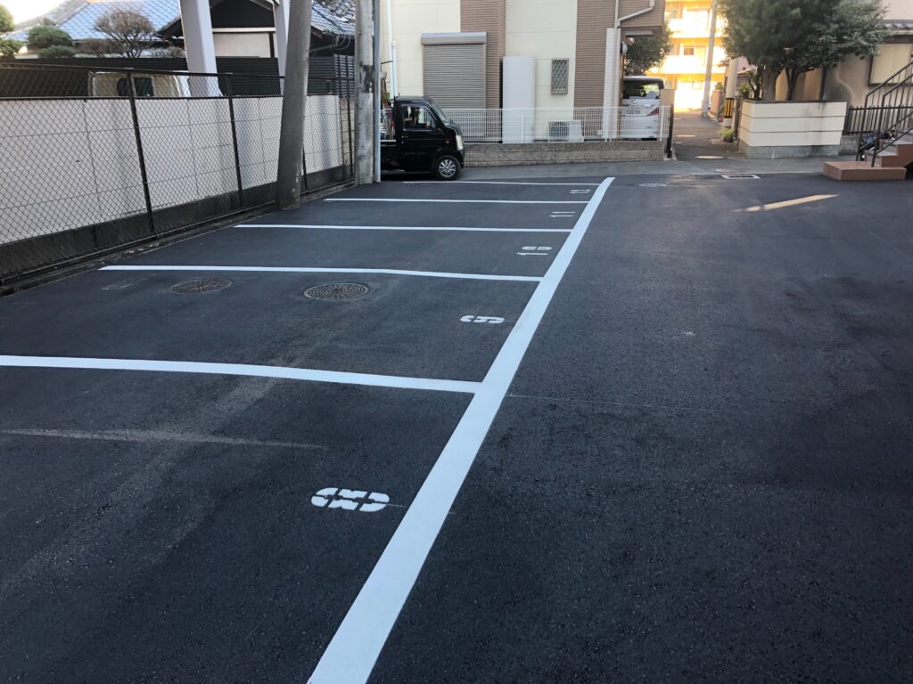 駐車場舗装工事 塗装とライン